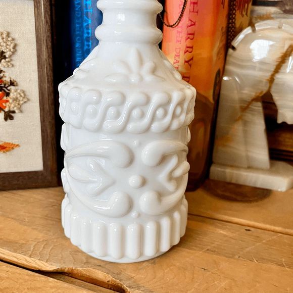 Vintage 1969 White Milk Glass Jim Beam Whiskey EMPTY Bottle Decanter & Stopper - Picture 2 of 7